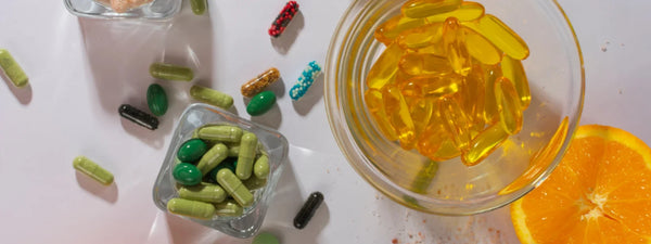 A bottle of omega 3 capsules next to a stylized brain graphic, illustrating the cognitive benefits. 